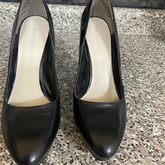 Gorgeous Nine West Black Leather Pump. Size 8.5 - Picture 3 of 5